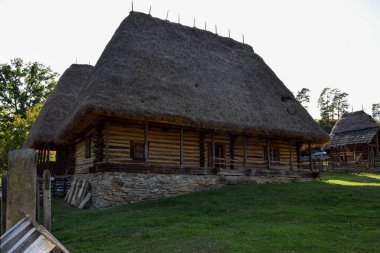 Sazdan çatılı geleneksel Romen köylü evi.