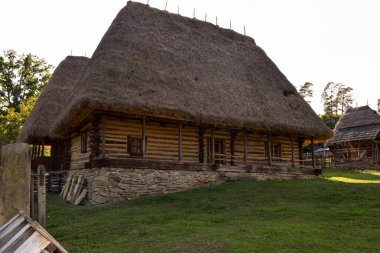 Sazdan çatılı geleneksel Romen köylü evi.