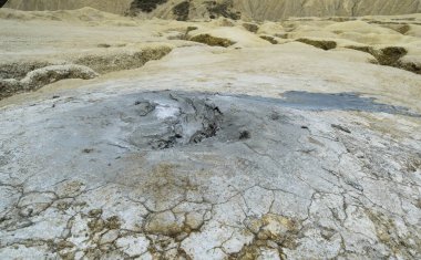 Romanya 'nın Paclele Mari kentindeki Mud Volkanları' ndan kopmuş toprak manzarası. Volkanik kayalar ve çamur volkanlarından oluşan lav. Avrupa 'da ay manzarası