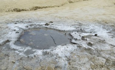 Aktif çamur volkan krateri. Çamur Volkanları (Vulcanii Noroiosi) jeolojik rezervasyonu, Buzau, Romanya.