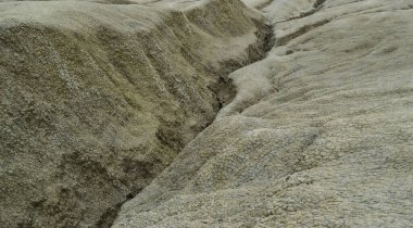 Kuru toprak dokusunda dalgalanmamış su kanalı. Berca Mud Volkanları jeolojik ve botanik bir rezervasyondur. Çamur ve doğal gazların püskürmesinden kaynaklanan küçük volkan şekilli yapılar..