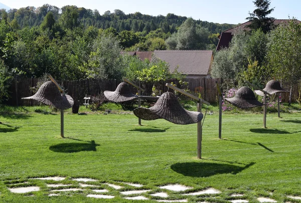 Periler Vadisi 'ndeki Clay Castle' daki söğüt dallarından örülmüş kırsal şemsiye şekilli şapkalar.