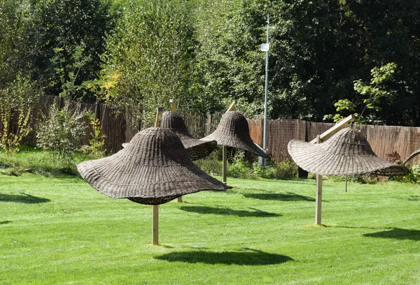 Periler Vadisi 'ndeki Clay Castle' daki söğüt dallarından örülmüş kırsal şemsiye şekilli şapkalar.