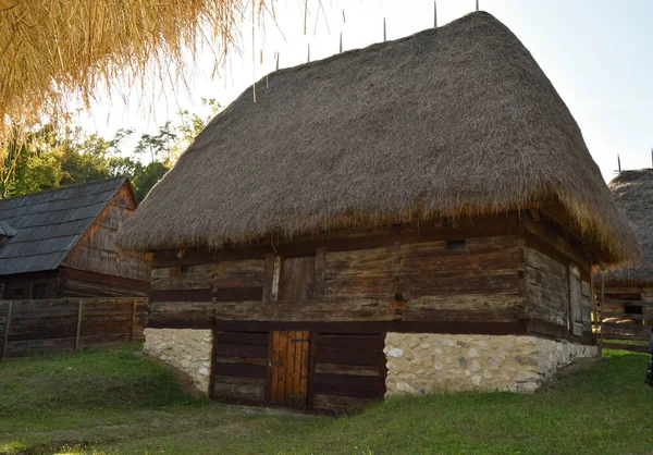 Casa Camponesa Romena Tradicional Com Telhado Palha — Fotografia de Stock