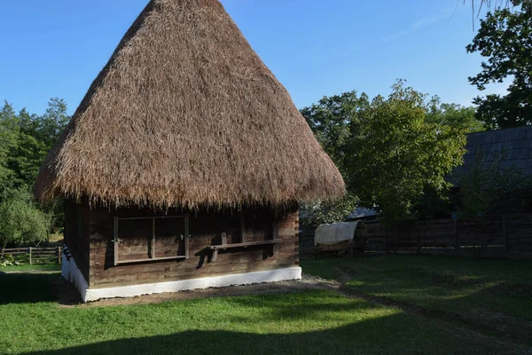 Rumah Pedesaan Tradisional Rumania Dengan Dinding Kayu Jendela Kecil Atap — Stok Foto