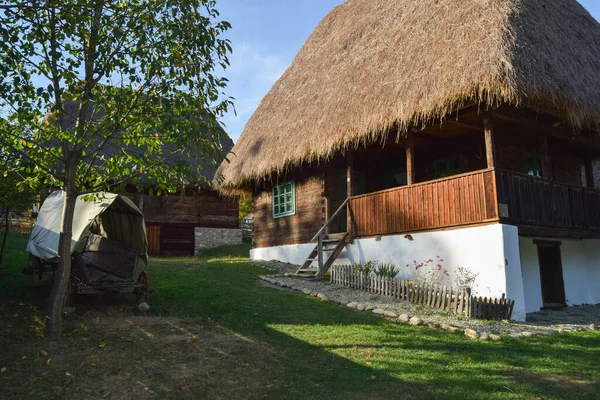 Rumah Pedesaan Tradisional Rumania Dengan Dinding Kayu Jendela Kecil Atap — Stok Foto