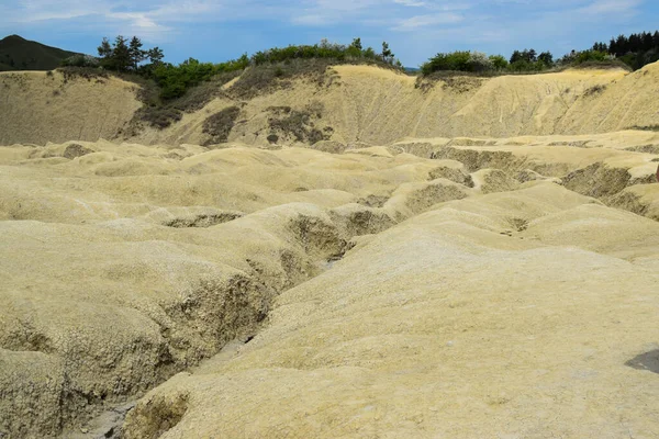 Romanya 'nın Paclele Mari kentindeki çamur yanardağının panoramik manzarası, volkanın önündeki vadi terk edilmiş.
