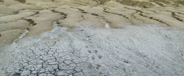 Romanya 'nın Paclele Mari kentindeki Mud Volkanları' ndan kopmuş toprak manzarası. Volkanik kayalar ve çamur volkanlarından oluşan lav. Avrupa 'da ay manzarası