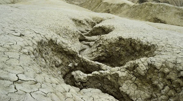 Kuru toprak dokusunda dalgalanmamış su kanalı. Mud Volcanoes, Romanya 'nın Buzau kenti yakınlarındaki Paclele Mari kentinde yer alan bir jeolojik ve botanik rezervasyondur. Çamur ve doğal gazların püskürmesinden kaynaklanan küçük volkan şekilli yapılar..