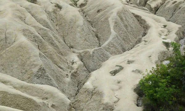 Küresel ısınma Çatlamış toprak, toz ve kuru yüzeyin pürüzlü dokusu. Tarlada kuraklık var (İklim değişikliği)