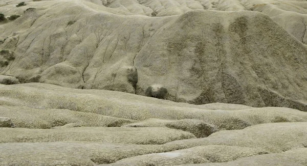 Küresel ısınma Çatlamış toprak, toz ve kuru yüzeyin pürüzlü dokusu. Tarlada kuraklık var (İklim değişikliği)
