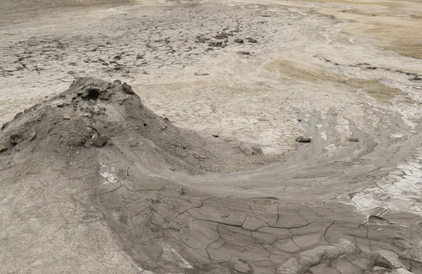 在罗马尼亚Buzau的Paclele Mari泥火山 泥浆液体从泥火山流出来 泥石流和天然气喷发造成的小火山结构 — 图库照片