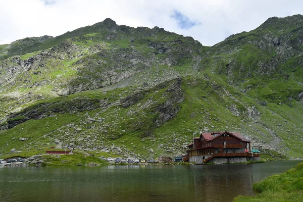Transfagarasan yolunun yakınındaki Balea dağ evi ve Balea buzul gölü panoramik manzaralı. Romanya