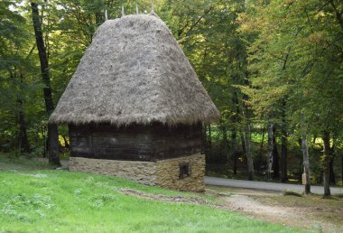 Sibiu, Romanya - 20 Eylül 2020. Rumen halk kültürünün eski ahşap, sade evleri. Romanya 'nın Sibiu kentindeki Astra müzesindeki eski geleneksel Romen evi.