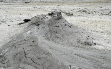 Romanya 'nın Buzau kentindeki Paclele Mari çamur yanardağlarından çamur volkanı akıyor. Çamur ve doğal gazların püskürmesinden kaynaklanan küçük volkan şekilli yapılar..