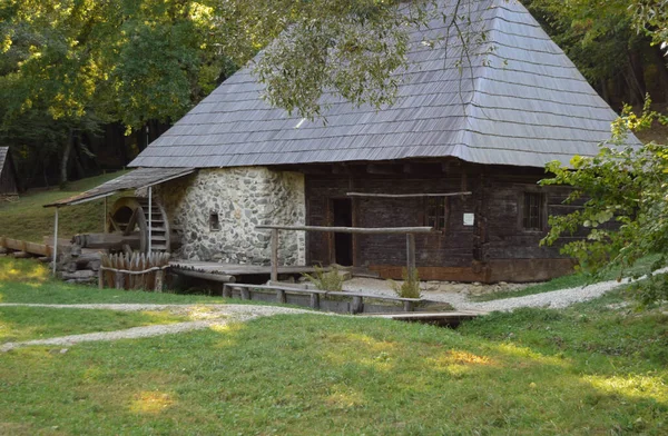 Stary Młyn Wodny Kamienia Drewna Budynek Żwirowy — Zdjęcie stockowe