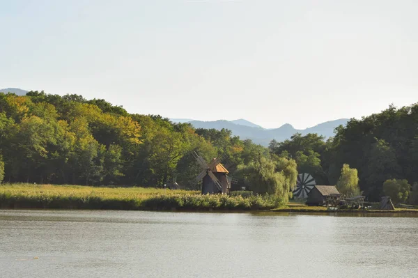 Krajina Jezerem Lesem Větrnými Mlýny Pozadí — Stock fotografie