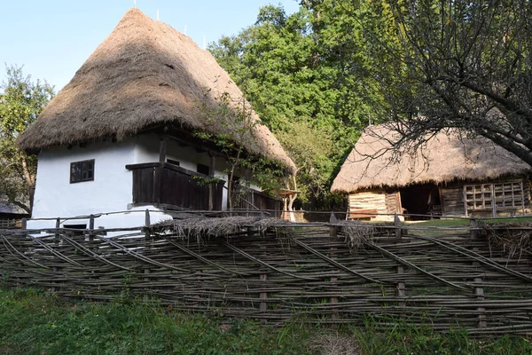 Sibiu, Romanya - 20 Eylül 2020. Rumen halk kültürünün eski ahşap, sade evleri. Romanya 'nın Sibiu kentindeki Astra müzesindeki eski geleneksel Romen evi.