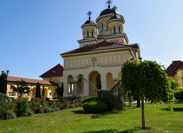 Alba Iulia, Romanya - 20 Eylül 2020: Taç Giyme Katedrali Carolina Beyaz Kalesi 'nde bulunan bir Ortodoks katedrali..