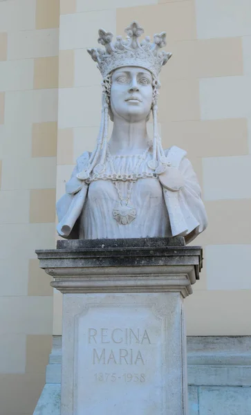 Alba Iulia, Romanya - 20 Eylül 2020. Kral I. Ferdinand 'ın eşi Romanya Kraliçesi Marie' nin mermer büst heykeli, Alba Carolina Kalesi 'ndeki Ortodoks Katedrali' nin önüne dikildi..