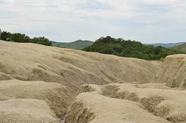 Çatlak toprağı olan bir manzara. Çamurlu volkanlar ve Berca 'daki doğal gaz patlamaları, Buzau yakınlarındaki Paclele Mari tarafından oluşturulan zemin şekli