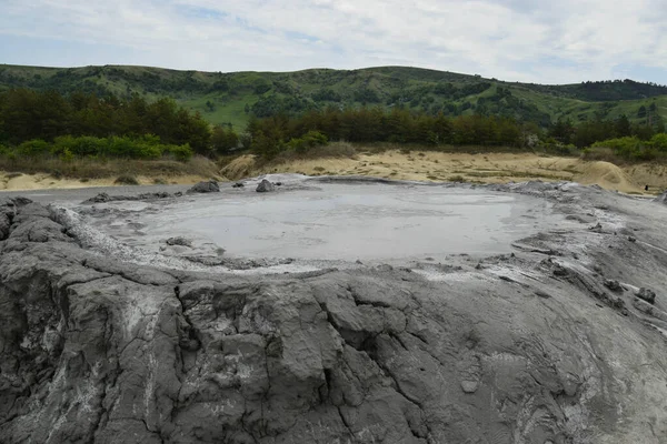 Çamur yanardağının köpüren krateri. Çamur volkanı kraterinde patlayan gaz kabarcığına yakından bak. Romanya 'nın Buzau kenti yakınlarındaki Paclele Mari' de çamur volkanı.