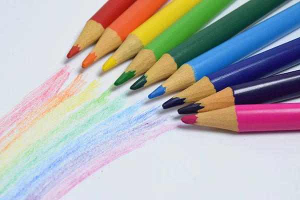 Gökkuşağı eli çizilmiş renkli kalemler.