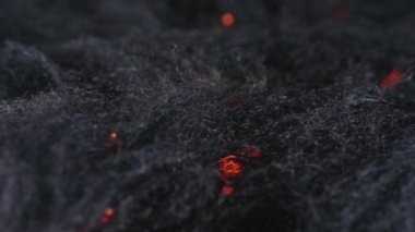 Ateş çelik yünden hızla yayılır.