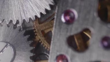 Hareket eden ışığı yansıtan mekanik saat