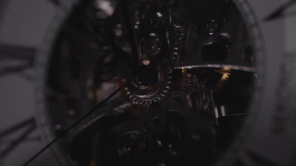 Reloj Mecánico Que Refleja Luz Movimiento — Vídeos de Stock