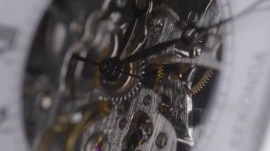 Hareket eden ışığı yansıtan mekanik saat