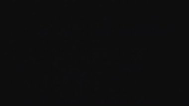 Hareket eden ışığı yansıtan mekanik saat