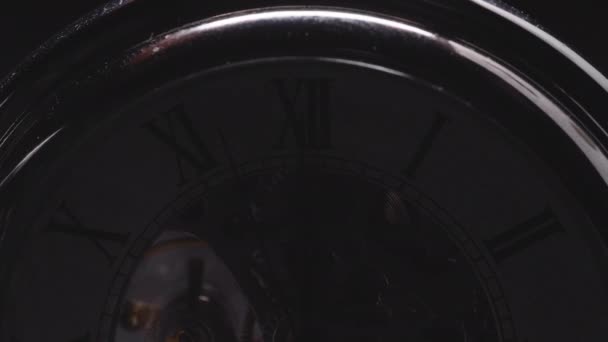 Mechanische Uhr Die Bewegtes Licht Reflektiert — Stockvideo