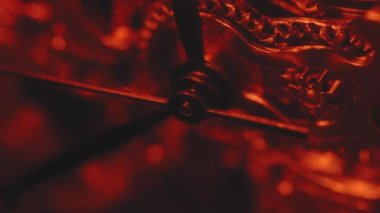 Hareket eden ışığı yansıtan mekanik saat