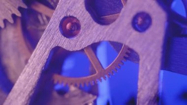 Hareket eden ışığı yansıtan mekanik saat