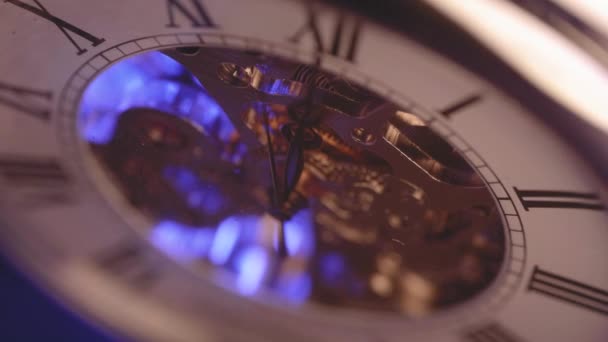 Macro Shot Orologio Con Luce Che Passa Dietro Ingranaggi Illuminanti — Video Stock