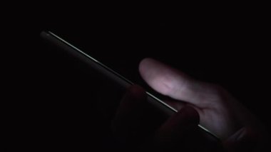 Karanlık odadaki kişinin mavi yeşil gözündeki yansıma.