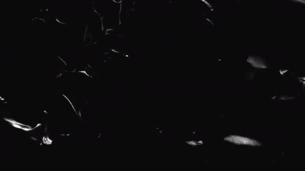 Φως Αντανακλά Τις Ρυτίδες Από Αλουμινόχαρτο — Αρχείο Βίντεο