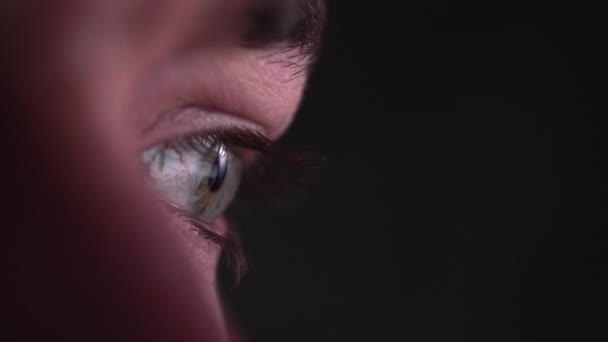 Αντανάκλαση Της Οθόνης Στο Μπλε Πράσινο Μάτι Του Ατόμου Σκοτεινό — Αρχείο Βίντεο