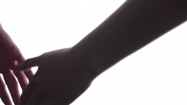 Людина Робить Жест Рукою Яскравим Білим Тлом — стокове відео