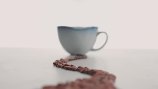 Kaffeebohnen Und Tasse Bei Der Herstellung Einer Tasse Kaffee — Stockvideo