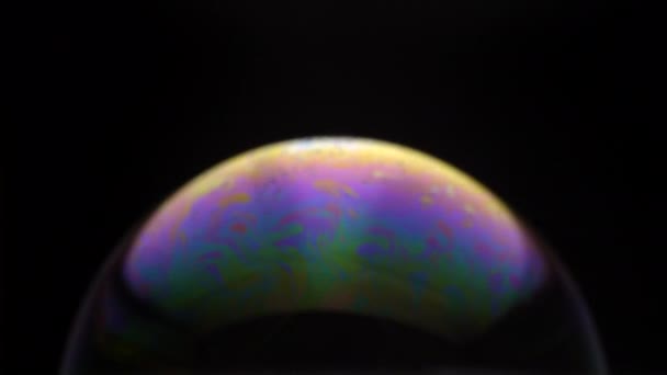 明亮的五彩斑斓的气泡在光线中移动 — 图库视频影像