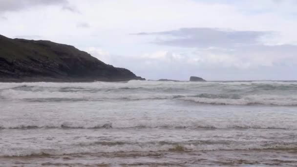 Pulau Terpencil Dengan Gua Pasir Laut Dan Batu — Stok Video