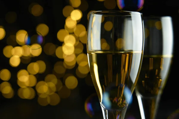 Dua Gelas Anggur Atau Sampanye Berkilau Untuk Merayakan Tahun Baru — Stok Foto