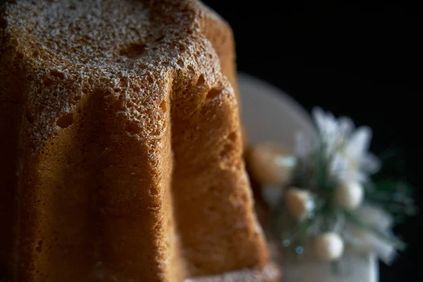 Pandoro Typowy Włoski Tort Świętowania Świąt Ciasto Jest Czarnym Drewnianym — Zdjęcie stockowe