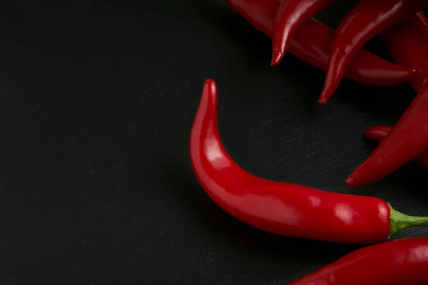 Paprika Merah Panas Piring Batu Hitam Latar Belakang Makanan Mentah — Stok Foto