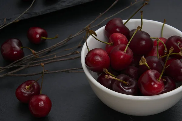 Sekelompok Ceri Merah Dan Matang Dalam Mangkuk Keramik Putih Sebagai — Stok Foto