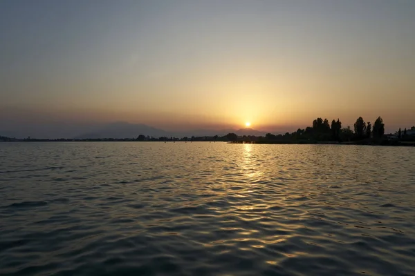 Romántica Puesta Sol Lago Garda Cielo Está Coloreado Con Rojo — Foto de Stock