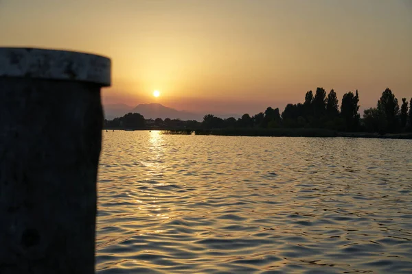 Romántica Puesta Sol Lago Garda Cielo Está Coloreado Con Rojo — Foto de Stock