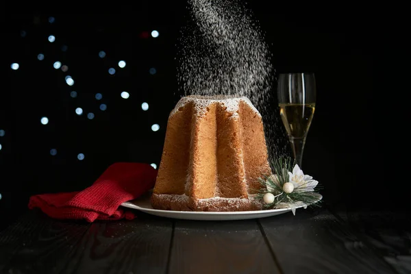 Festeggiamo Natale Con Una Nevicata Zucchero Velo Che Imbianca Pandoro Foto Stock Royalty Free